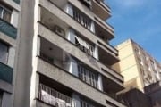 Apartamento 4 dormitórios, Centro Histórico. Imóvel diferenciado com planta ampla de 163 m² de área privativa. A distribuição corresponde: quatro dormitórios, com sala de jantar, sala de estar, biblio