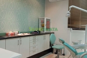 EXCELENTE SALA COMERCIAL DE 10 M² EQUIPADA E PRONTA PARA DENTISTA, LOCALIZADA NO CENTRO.