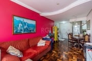 Apartamento de 2 dormitorios , sendo um suite com closet , pátio interno com churrasqueira e telhado retrátil motorizado. Frente para a rua Rivera, no charmoso bairro Petrópolis, próximo ao Petrópolis