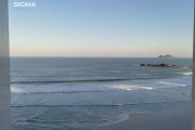 Apartamento localizado na praia das Pitangueiras, 3 dormitórios sendo 1 suíte, 130 M² de área útil, frente ao mar.