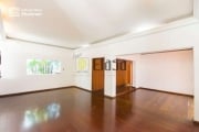 Casa térrea com 3 dormitórios, sendo 1 suíte, 3 vagas, 320,00m², em Moema, São Paulo, SP.