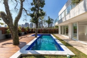 Porto Fino | Casa em condomínio fechado, living voltado para o amplo jardim com piscina, 4 suítes. Região arborizada e segura na Rua Zacarias de Gois. Condomínio Porto Fino Brooklin Velho