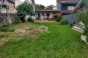 Terreno de esquina  com casa no bairro Vila Ipiranga