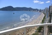 Apartamento mobiliado, frente - mar, em Balneário Camboriú, com 2 quartos, 2 vagas e 80m² privativos.