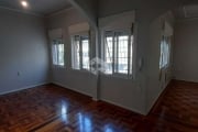 Apartamento com 142m² privativos, três dormitórios, sendo um com sacada, living para 3 ambientes