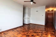 Apartamento no Menino Deus, com 02 Dormitórios e vaga coberta.