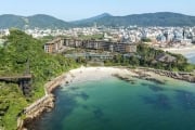 Cobertura com quatro quartos frente mar na praia do Ribeiro em Bombinhas SC