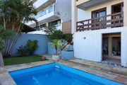 Casa 3 dormitórios, dependência completa, 3 vagas, piscina e linda vista.