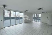 Sala comercial com terraço e vista privilegiada com área de 270,20 m² no bairro Estreito em Florianópolis/SC.