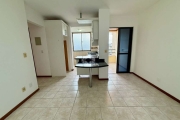 Apartamento com 2 dormitórios, sacada, 1 vaga coberta privativa e face solar norte. Capoeiras, Florianópolis.