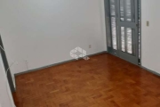 Apartamento JK no bairro Santana Porto Alegre, térreo com pátio