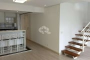 Apartamento duplex com 2 dormitórios, 1 banheiro, 1 lavabo, e 2 vagas na Vila Madalena.