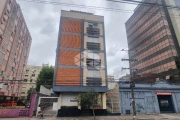 Excelente Apartamento de 1 dormitório amplo com vaga coberta e escriturada banheiro, cozinha e área de serviço separada, elevador no centro histórico.