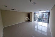 Excelente Sala Comercial no coração do bairro Moinhos de Vento com 34m² totalmente reformada, ar condicionado, andar alto em Galeria de grande fluxo