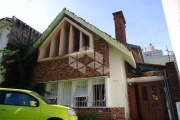 Casa robusta e bem construída em bairro nobre.