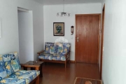 Apartamento de 2 dormitórios reformado com elevador, zelador e aceita pets.