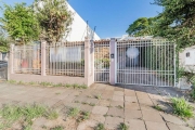 Casa térrea no coração do bairro Tristeza, junto ao polo comercial da Av. Wenceslau Escobar.