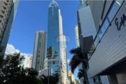 Apartamento em Balneário Camboriú na Quadra Mar da Barra Norte, Edifício Skyline Tower, com 151m2, 4 suítes, 2 vagas de garagem