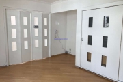 Conjunto Comercial 83,10m², 05 salas e 02 banheiros; salas com divisórias ou alvenaria e cozinha com gabinet.  Condomínio com recepção,