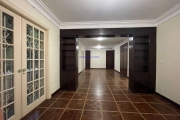 Apartamento 280m², 04 dormitórios (sendo 02 suítes), 03 banheiros e 03 vagas na garagem.  Condomínio com portaria.   Excelente localização.