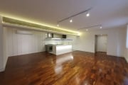 Apartamento 03 dormitórios (sendo 01 suíte), 02 banheiros e 02 vagas na garagem.  Condomínio com portaria e jardim.   Excelente localização