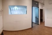 Conjunto Comercial 90m², 02 banheiros.   Condomínio com recepção e segurança 24hrs.  Excelente localização entre as Avenidas Marquês de São Vicente,