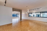 Apartamento 220,95m², 03 dormitórios (sendo 01 suite), 02 banheiros e 02 vagas.  Condomínio com Segurança e portaria.  Excelente localização