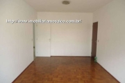 Apartamento no bairro Vianelo, repleto de armários, desocupado.