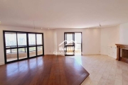 Vende apartamento com 242m², 3 suítes, 4 vagas e varanda com churrasqueira, no Morumbi.