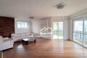 Vende apartamento de alto padrão em Moema, com 230m², 3 suítes e 3 vagas, com lazer completo.