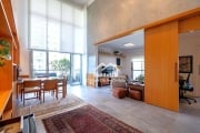 Vende apartamento com pé direiro duplo, 142m², 2 suítes, 3 vagas  e bosque privativo, no Panamby