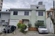 Casa à venda em Agronômica com 250 m², 2 vagas