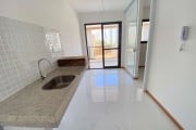 Studio com 27m, varanda, nascente, andar baixo.