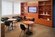 Acesse espaços de coworking profissionais no Renaissance Work Center