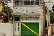 Casa à venda na Rua Luís de Camões, 236, Encruzilhada, Santos