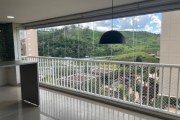 Apartamento com 2 suítes e varanda.