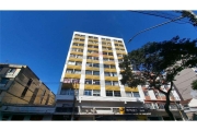 Apartamento de dois quartos no Centro de Juiz de Fora, com portaria 24 horas.