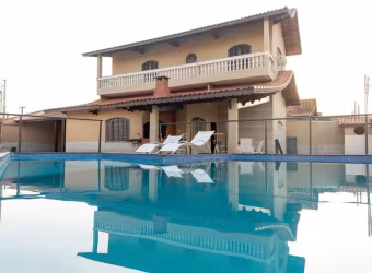 Sobrado com 4 dormitórios, piscina, churrasqueira e muito lazer!!!