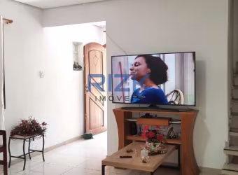 Casa em rua de bairro arborizado