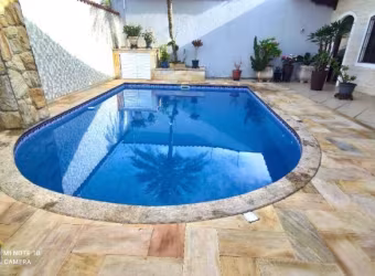 Casa Térrea Isolada com Piscina e Churrasqueira - 5 vagas de garagem!!