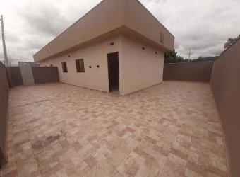 Casa com 2 dorms e amplo espaço de quintal!