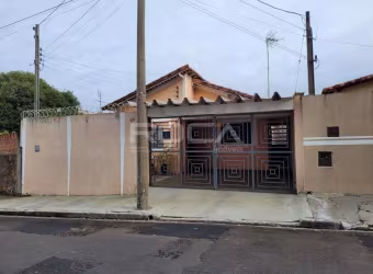Casa padrão à venda na Vila Prado, São Carlos: 3 dormitórios, 2 banheiros e 3 garagens.