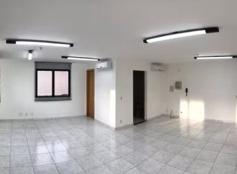 Sala Comercial à venda 47m² com 2 banheiros e 2 vagas na Saúde.