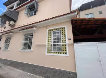 More em uma charmosa casa de vila  de 169m2, com 3 quartos e terraço. R$ 395.000 - Fonseca - Niterói/RJ