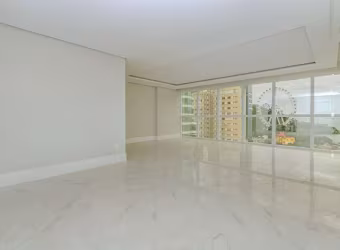Apartamento com vista para o mar à venda no Centro de Balneário Camboriú.