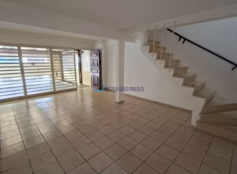 Casa ampla com 03 dormitórios. Ótima localização!