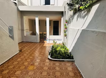 Casa Assobrado na Rua Itapiru, a 450 metros do metrô saúde, com um quital que é uma charme.