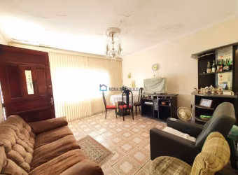 Casa térrea de esquina, possui amplo e Salão comercial junto ao terreno!