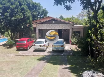 Casa totalmente TÉRREA, com piscina, churrasqueira e amplo terreno.