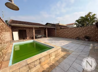 Casa em lote inteiro com piscina, a 300 metros do mar no Tupy